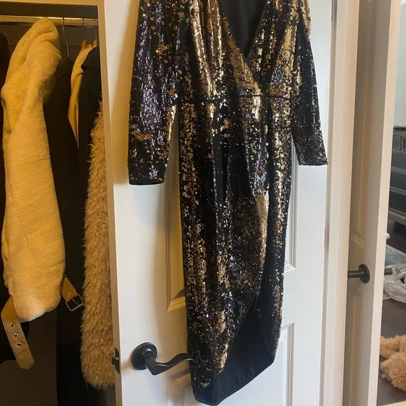Halston Heritage Dresses | Halston Heritage Sequin Dress. Perfect For A New Years Party | Color: Black/Gold | Size: 2 | Mmiller2012's Closet Halston Heritage Dresses | Halston Heritage Sequin Dress. Perfect For A New Years Party | Color: Black/Gold | Size: 2 | Mmiller2012's Closet